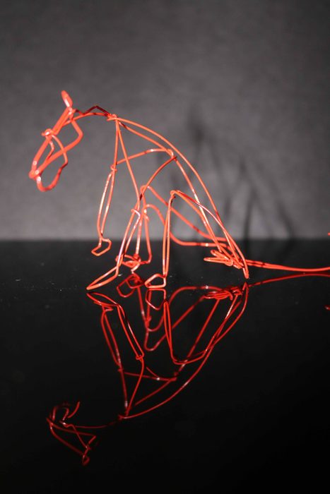 Rote Drahtfigur von Turid Schuszter