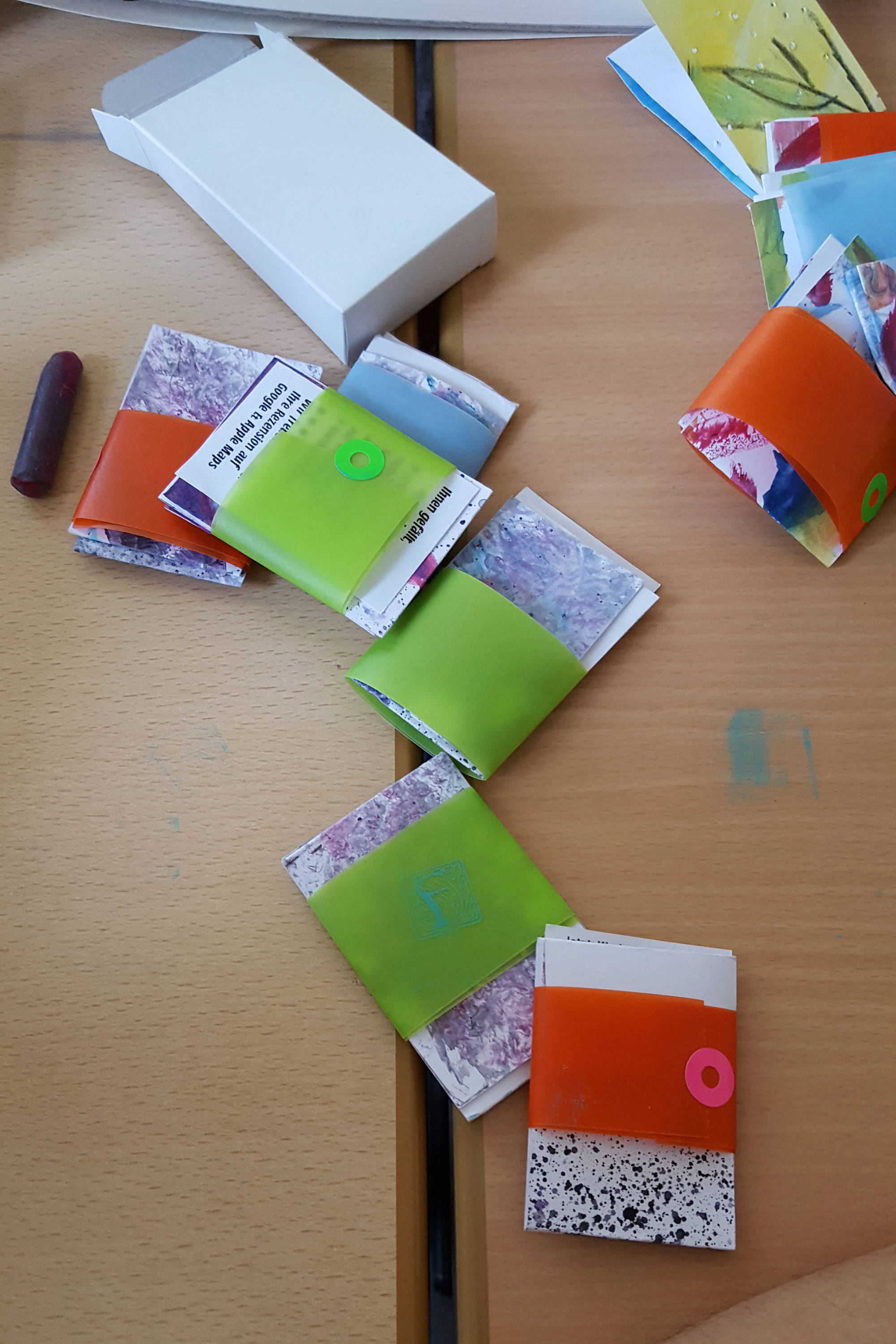 Bilder werden mit Banderolen verpackt