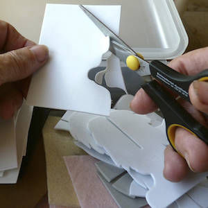 Christina Weber schneidet Silhouetten