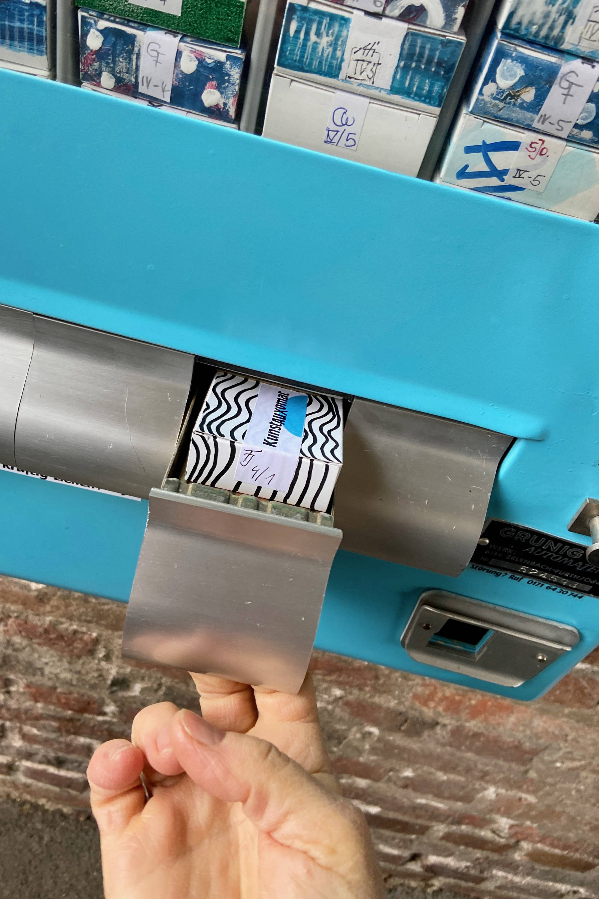 KunstAUXomat mit Schachtel von Jo Thoma