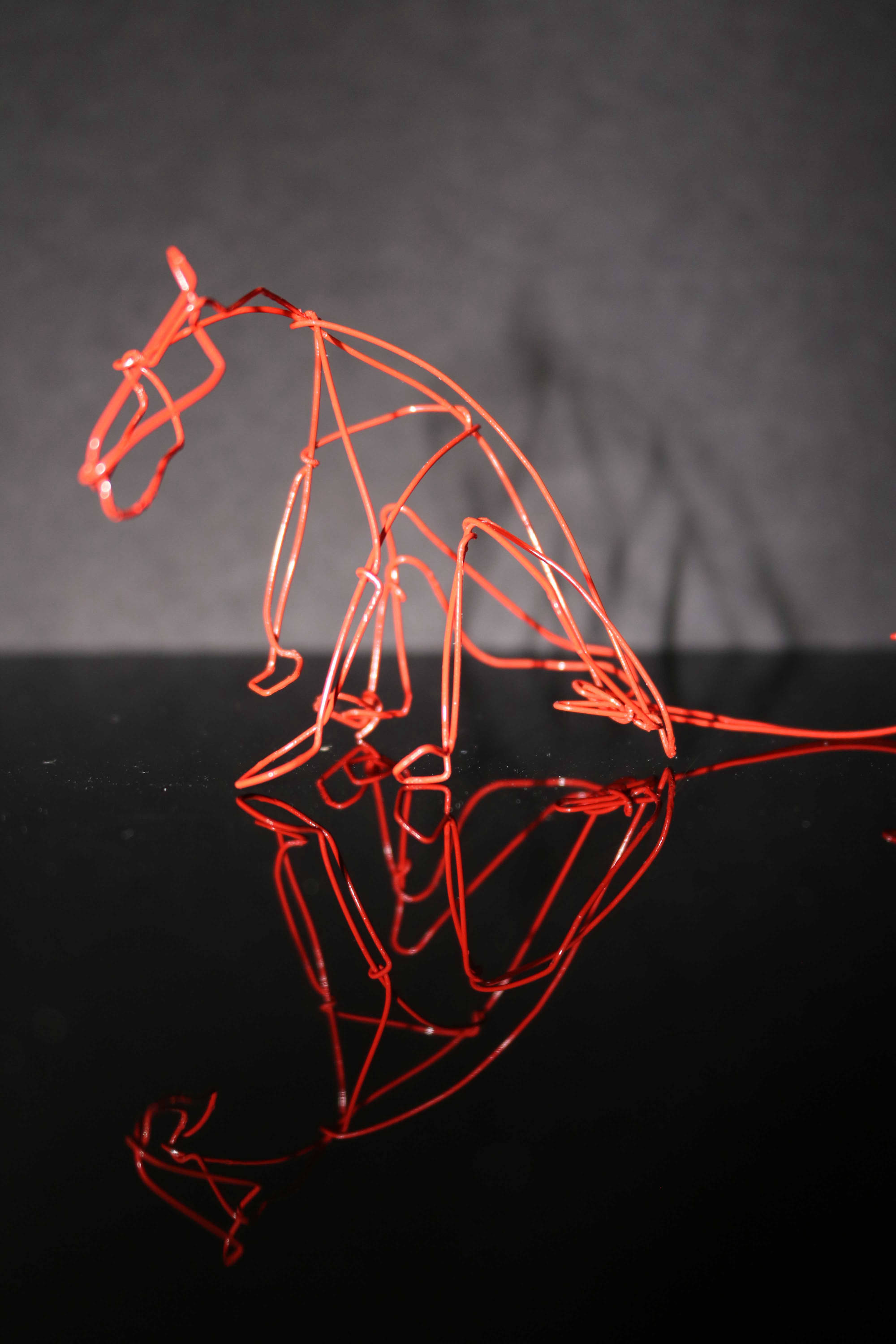 Rote Drahtfigur von Turid Schuszter