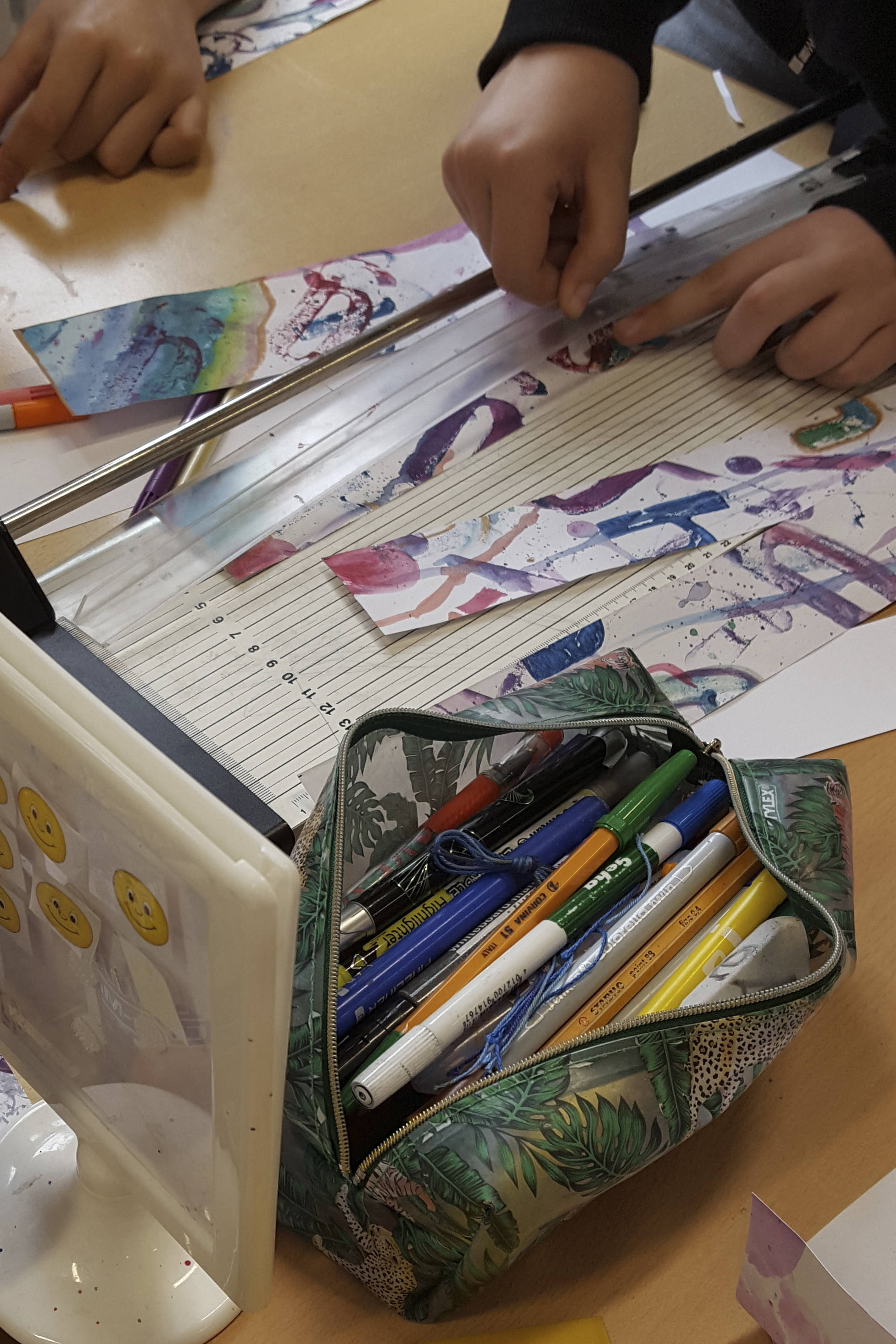 Ein Kind schneidet Papierstreifen