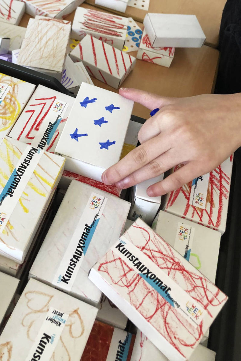 Kinderhand hält Schachtel mit Sternen