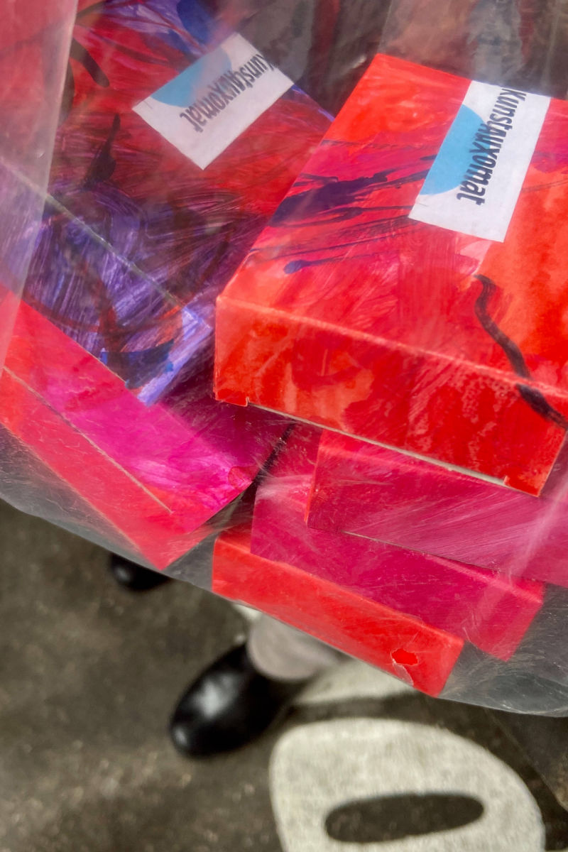 Bunte Schachteln für den Kunstautomaten