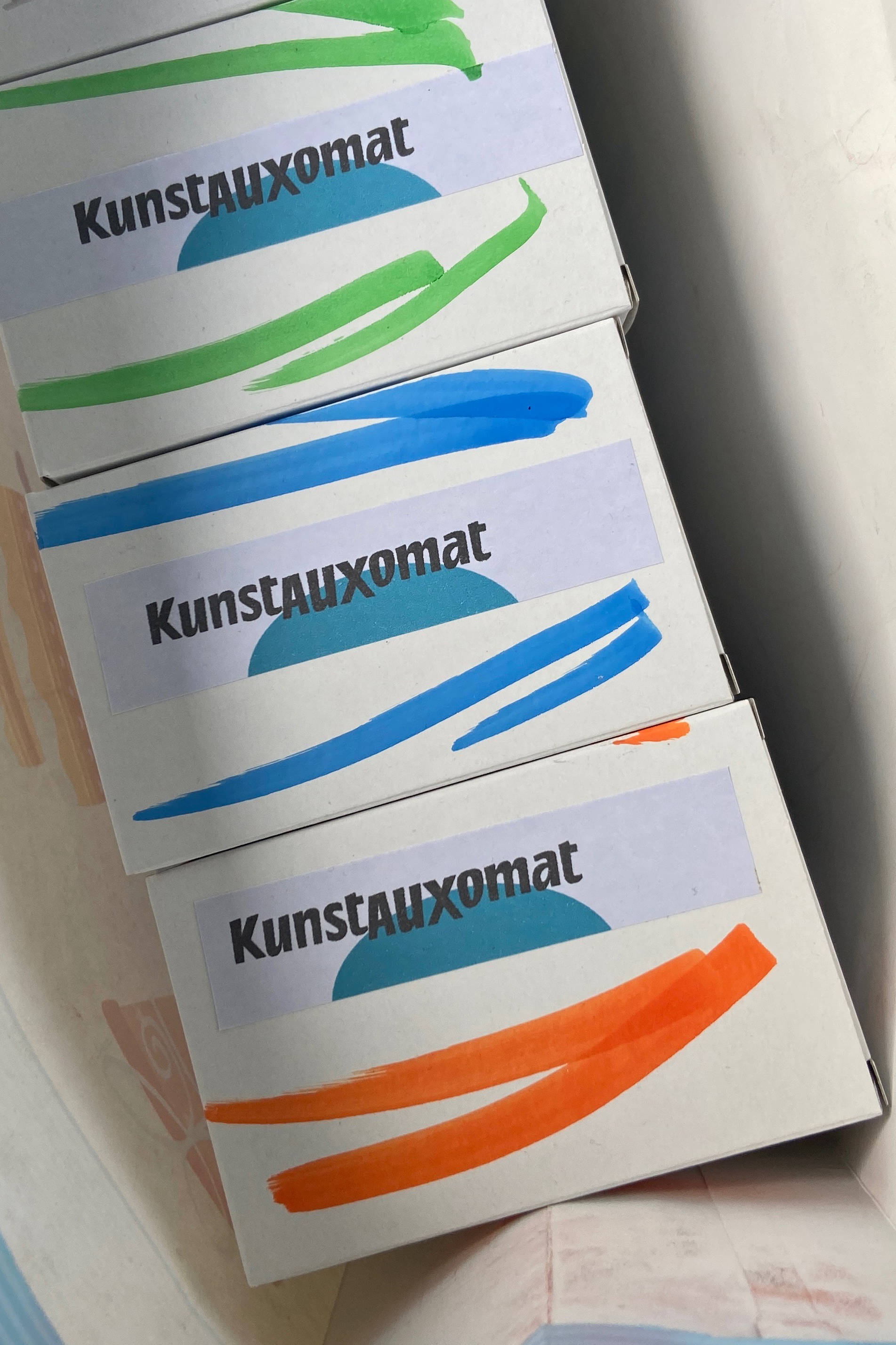 bunte Schachteln aus dem Kunstautomaten